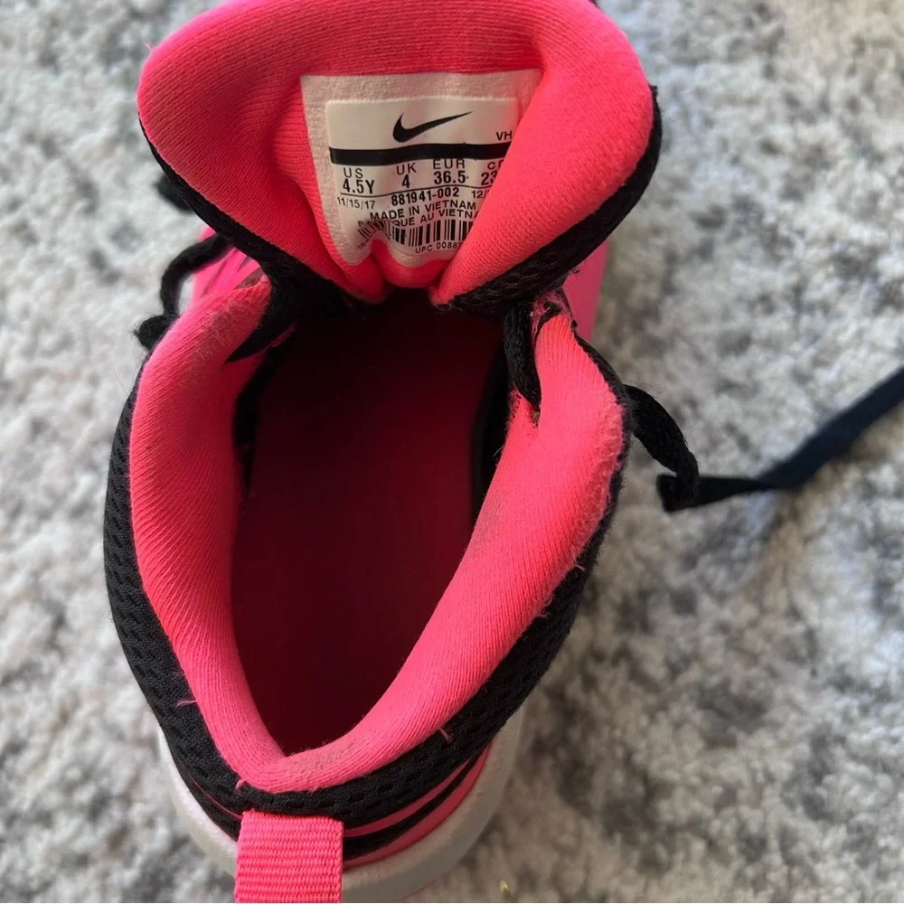 Nike KidsTeam Hustle Basketball Shoe pink size 4.5Y